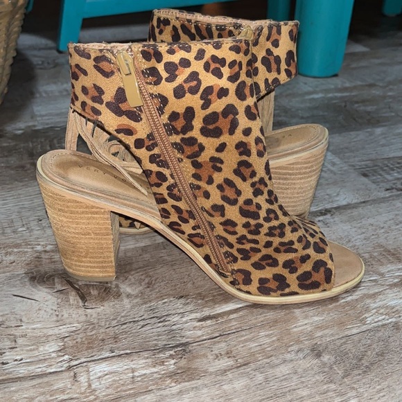 Cheetah/Leopard Open Toe Fringe Wedge - Picture 2 of 8